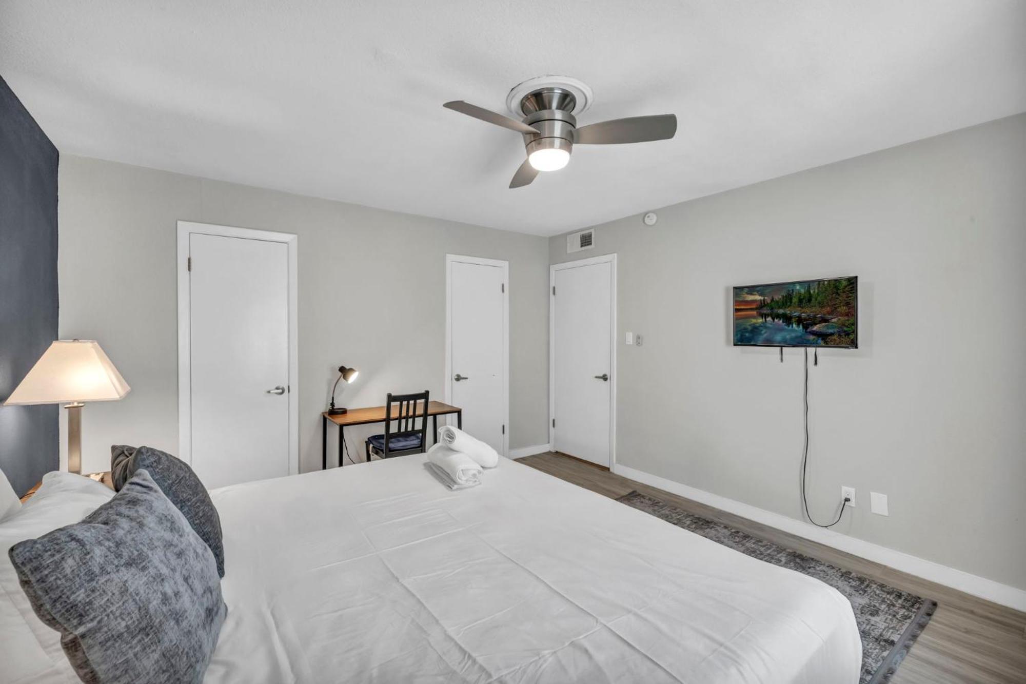 King Suite W Fast Wifi - Free Parking, Sleeps 6 Austin Exterior photo