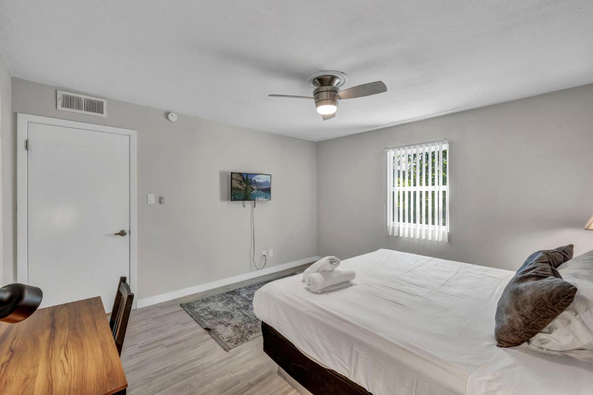 King Suite W Fast Wifi - Free Parking, Sleeps 6 Austin Exterior photo